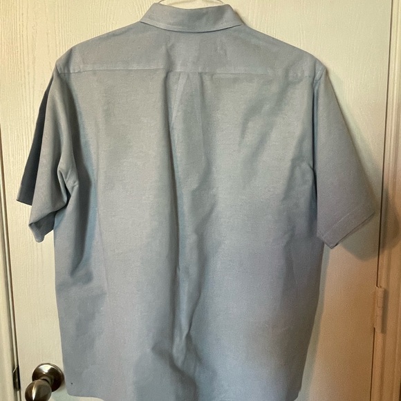 Mens short sleeve shirts. Uniform shirts. Button down shirts. 4 mens shirts - Picture 9 of 10